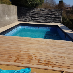 Abri-Couverture de piscine : Maintenez la Température de votre Eau avec une Couverture Adaptée à vos Besoins Fayence