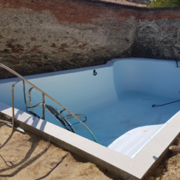 Piscine extérieure en béton : Optez pour la Solidité et la Durabilité avec une Piscine en Béton pour votre Jardin Astaffort