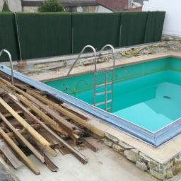 Abri-Couverture de piscine : Assurez la Sécurité de vos Enfants autour de la Piscine avec un Abri Fixe Cubnezais